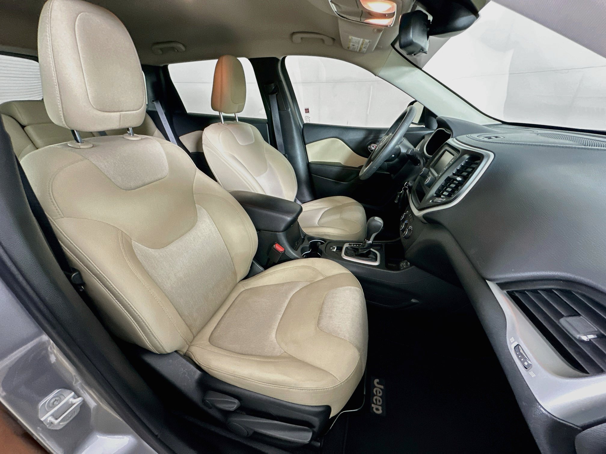 Used 2015 Jeep Cherokee Sport FWD image 27
