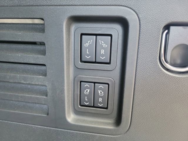 Used 2025 Chevrolet Traverse RS FWD image 16