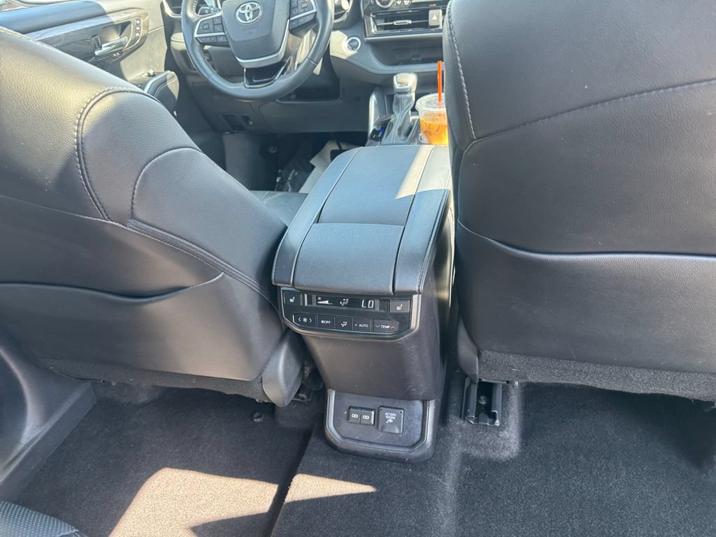 Used 2024 Toyota Highlander Platinum AWD/4WD image 25