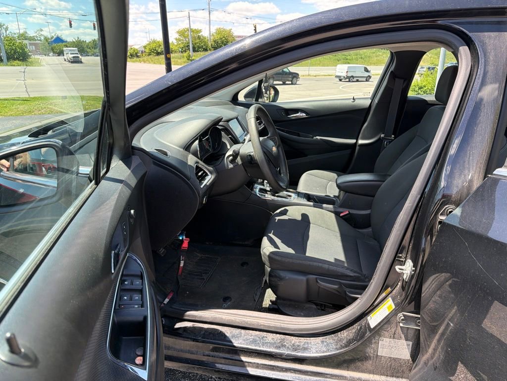 Used 2017 Chevrolet Cruze LT FWD image 6