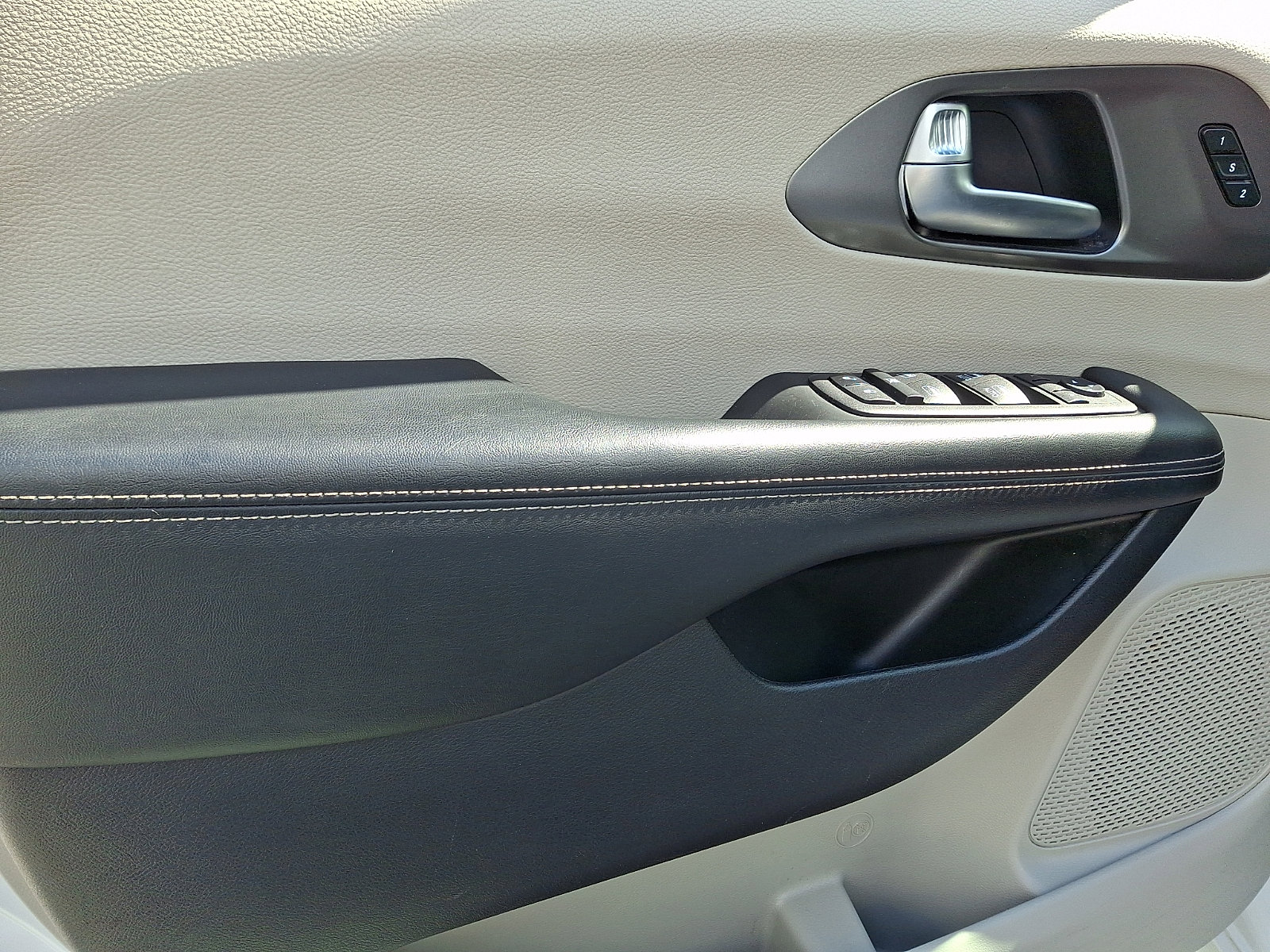 Used 2023 Chrysler Pacifica Touring-L image 13