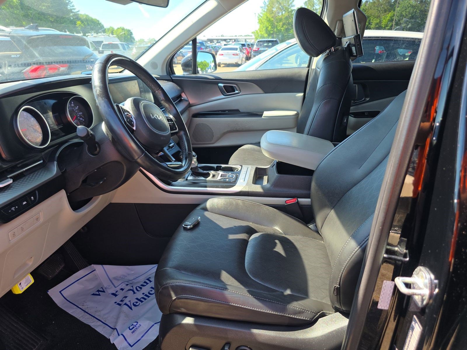 Used 2023 Kia Carnival LX FWD image 7