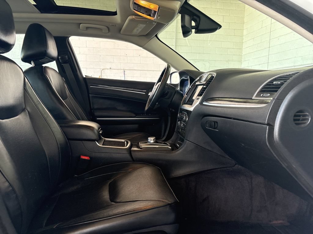 Used 2017 Chrysler 300 C RWD image 16