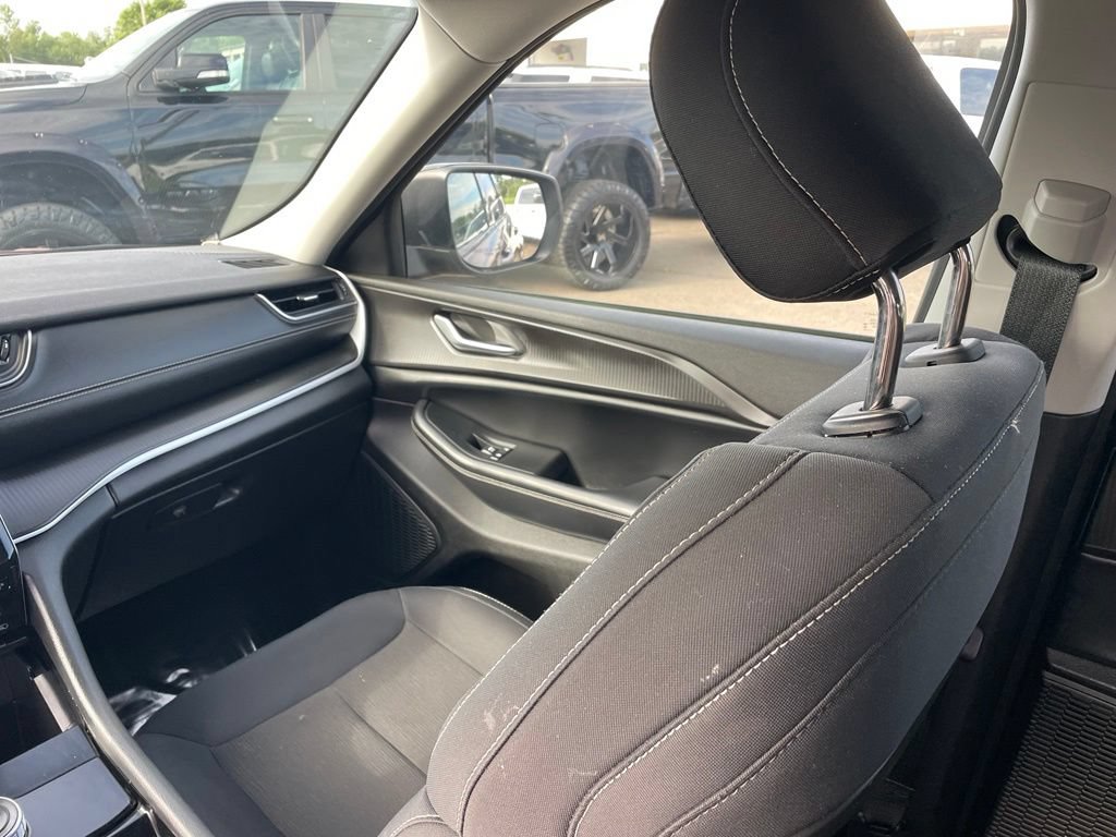 Used 2023 Jeep Grand Cherokee Laredo AWD/4WD image 22