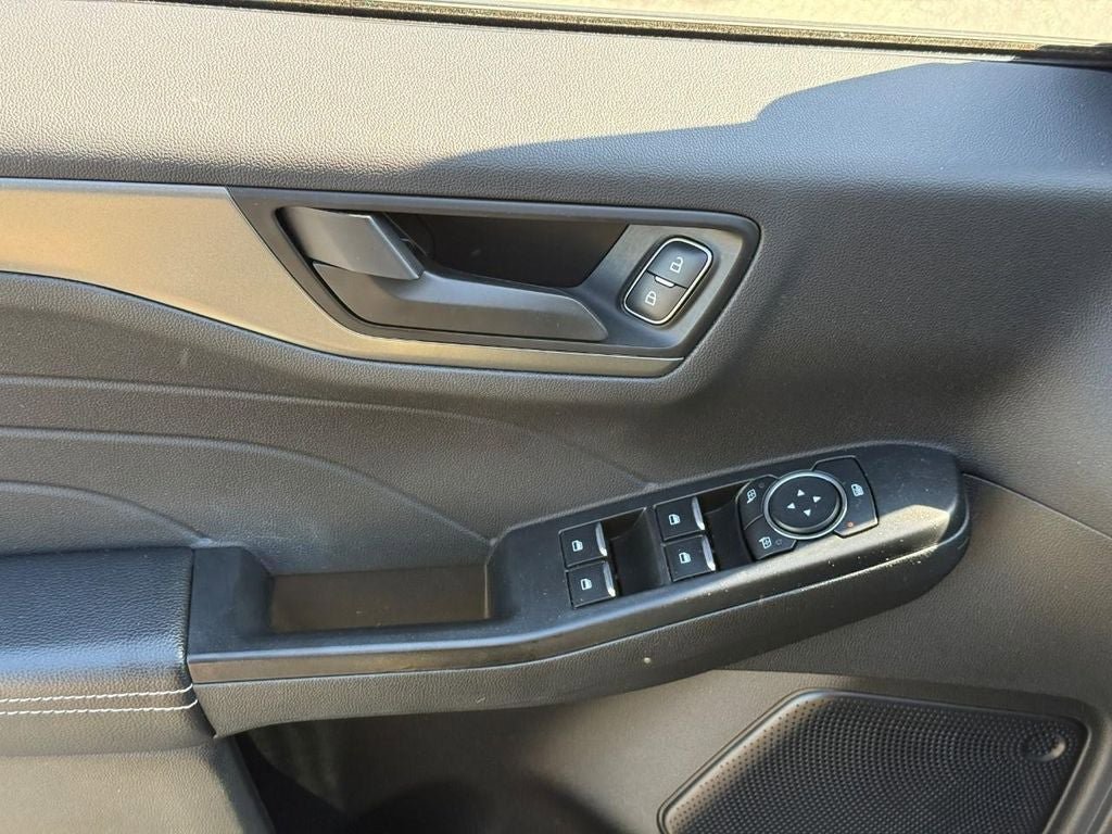 Used 2025 Ford Escape Active AWD/4WD image 17