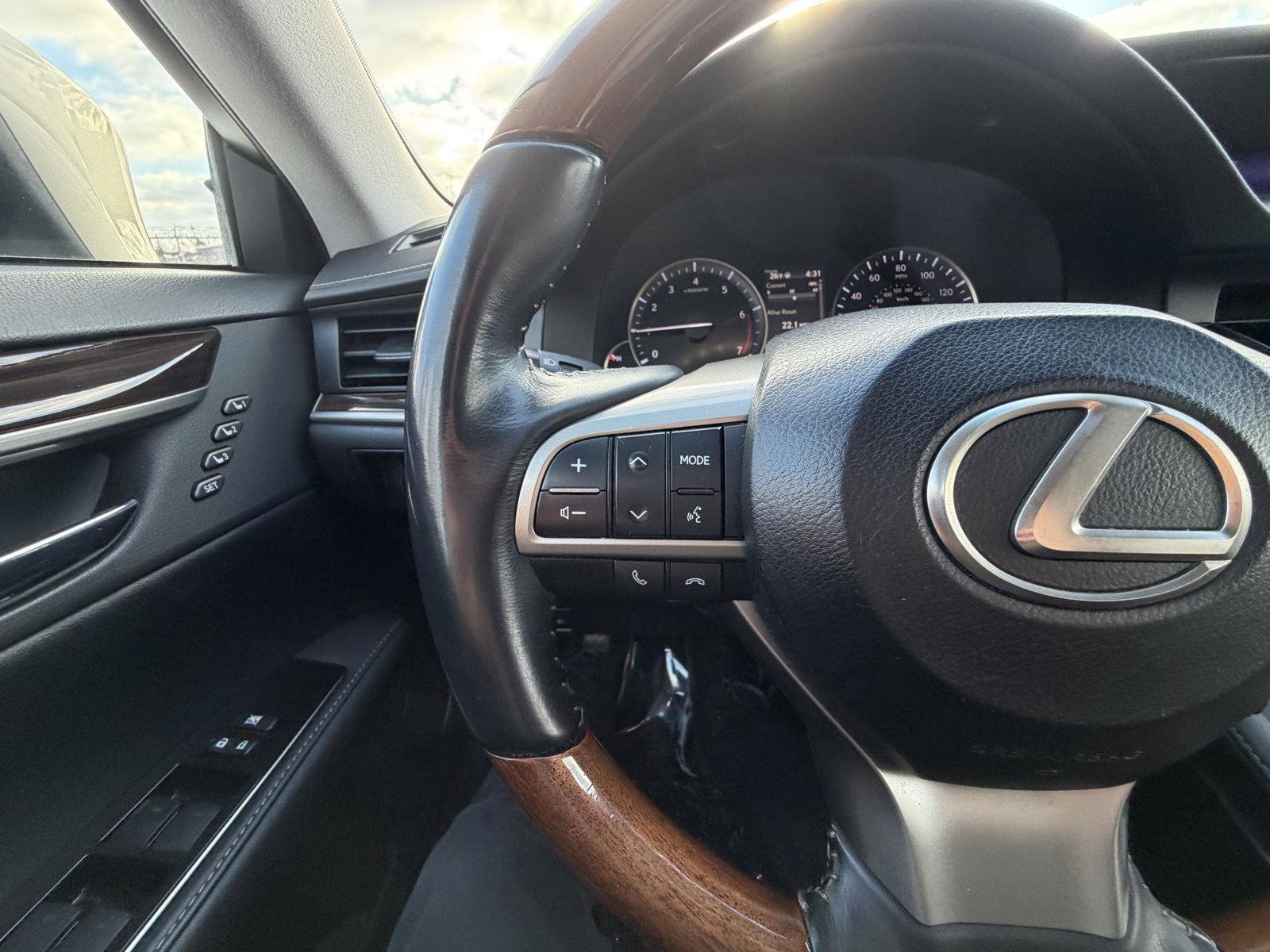 Used 2018 Lexus ES 350 w/ Luxury Package w/Wood Trim image 15