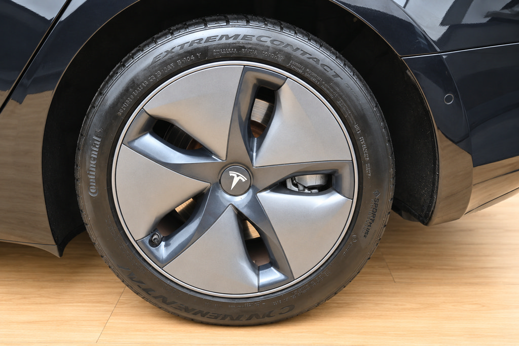 Used 2018 Tesla Model 3 Long Range RWD image 7