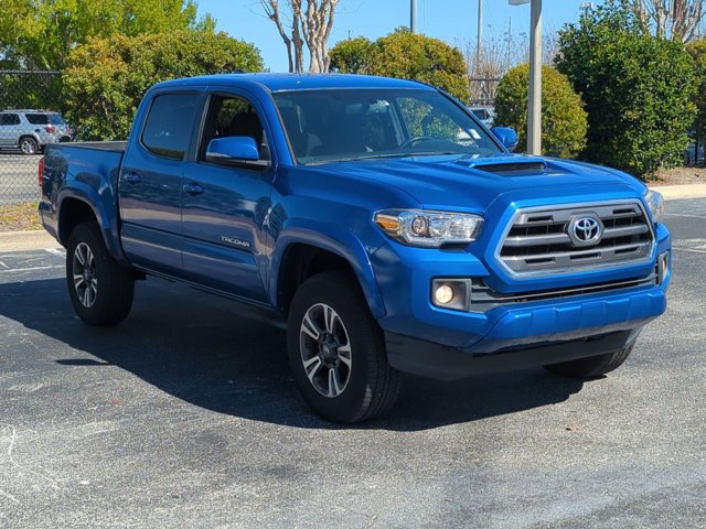 Used 2017 Toyota Tacoma TRD Sport w/ Tow Package image 3