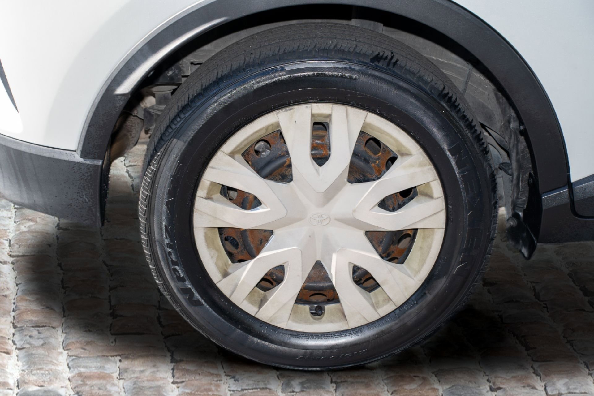 Used 2019 Toyota C-HR LE image 40