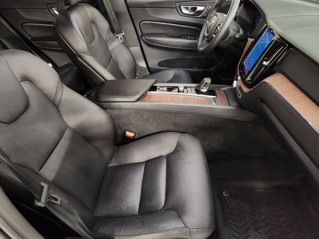 Used 2023 Volvo XC60 B5 Plus image 3