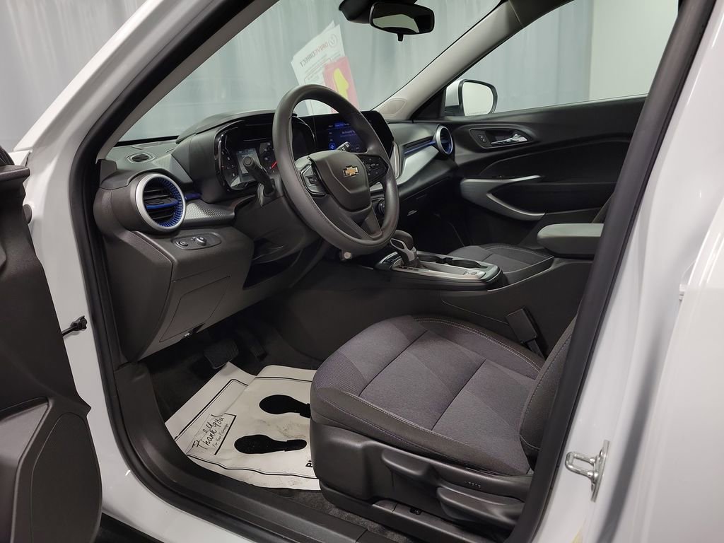 Used 2025 Chevrolet Trax LS w/ LS Convenience Package image 12