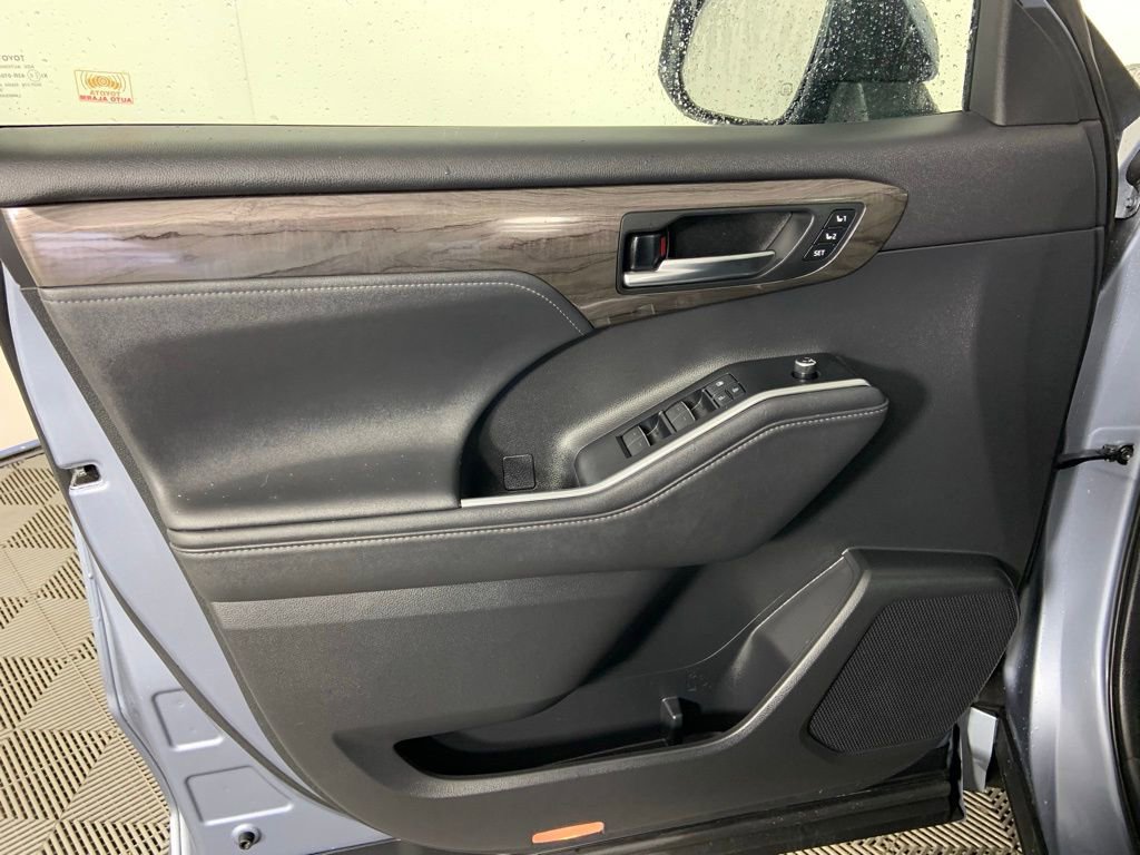 Used 2020 Toyota Highlander Platinum AWD/4WD image 24