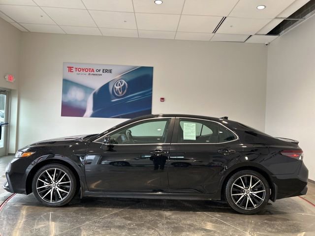 Used 2023 Toyota Camry SE image 3