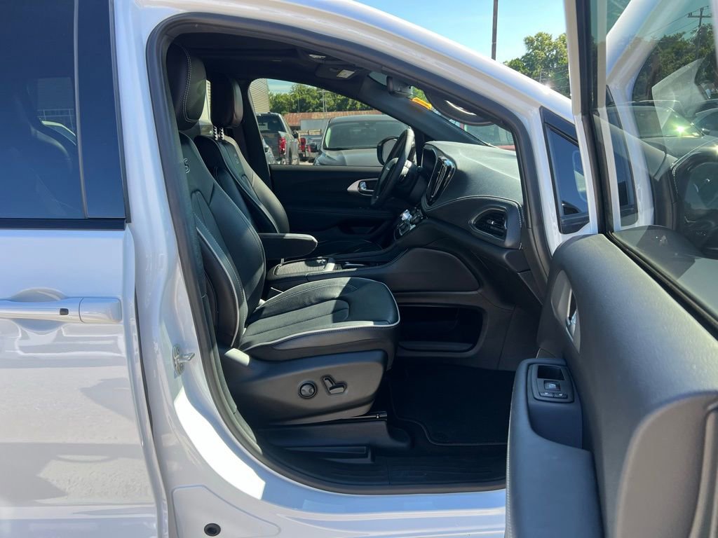 Used 2024 Chrysler Pacifica Limited w/ S Appearance Package image 21