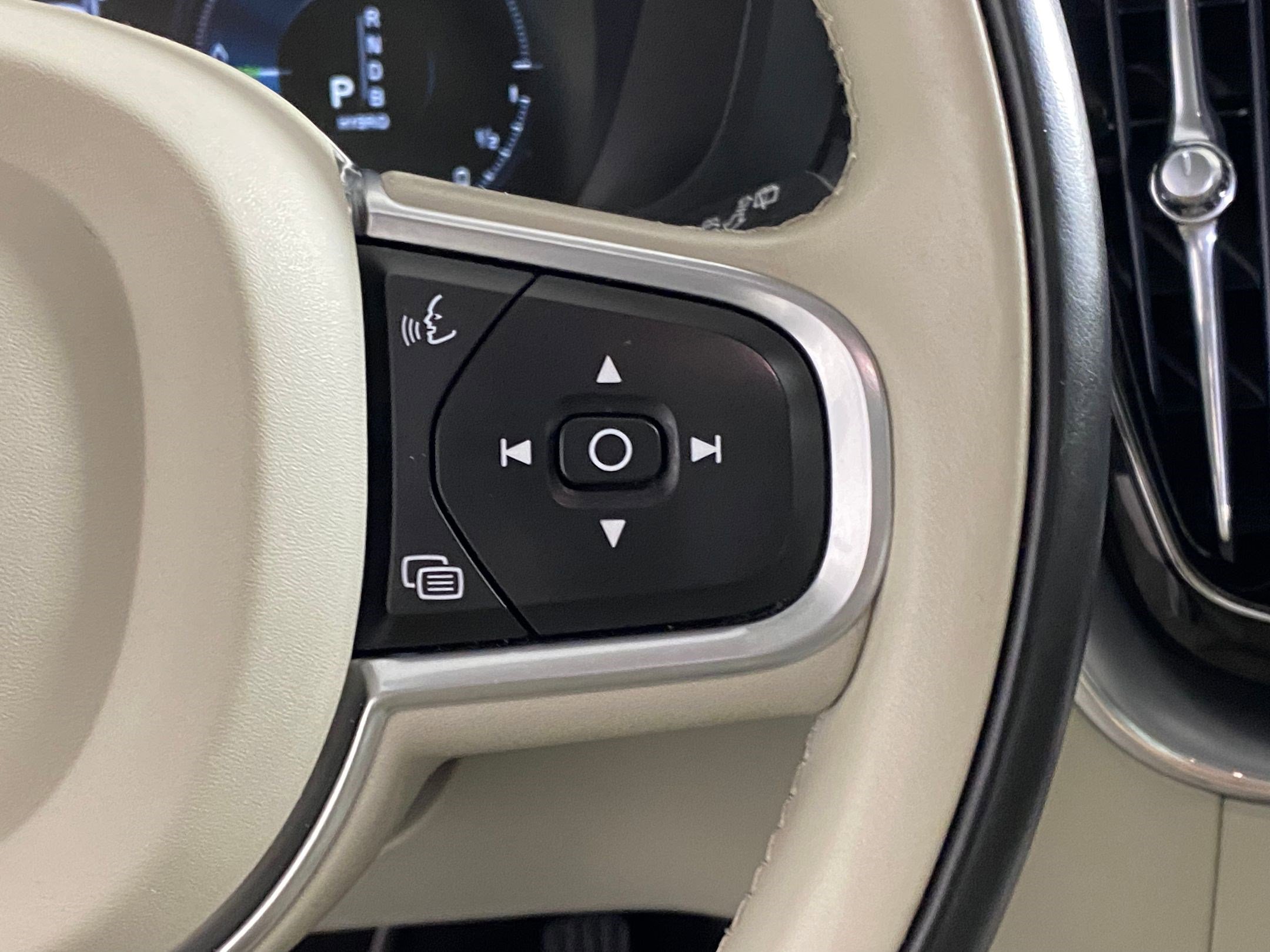 Used 2019 Volvo XC60 T8 Momentum w/ Advanced Package image 17