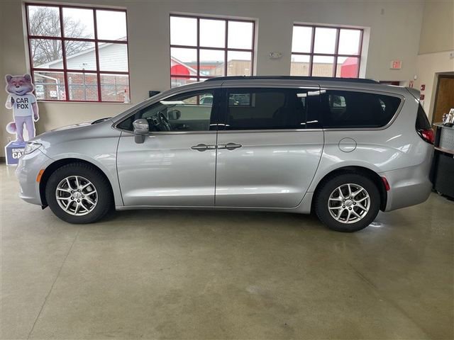 Used 2021 Chrysler Pacifica Touring image 4