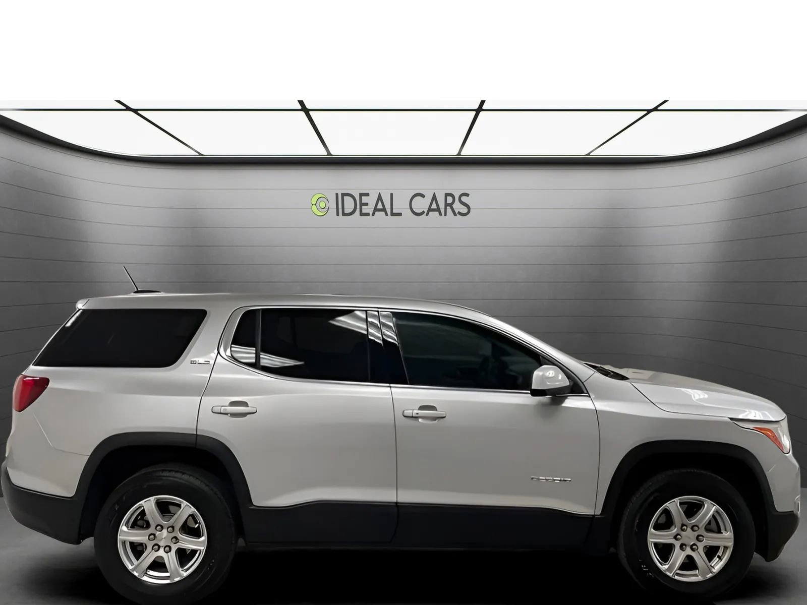 Used 2017 GMC Acadia SLE w/ LPO, Cargo Package FWD image 4