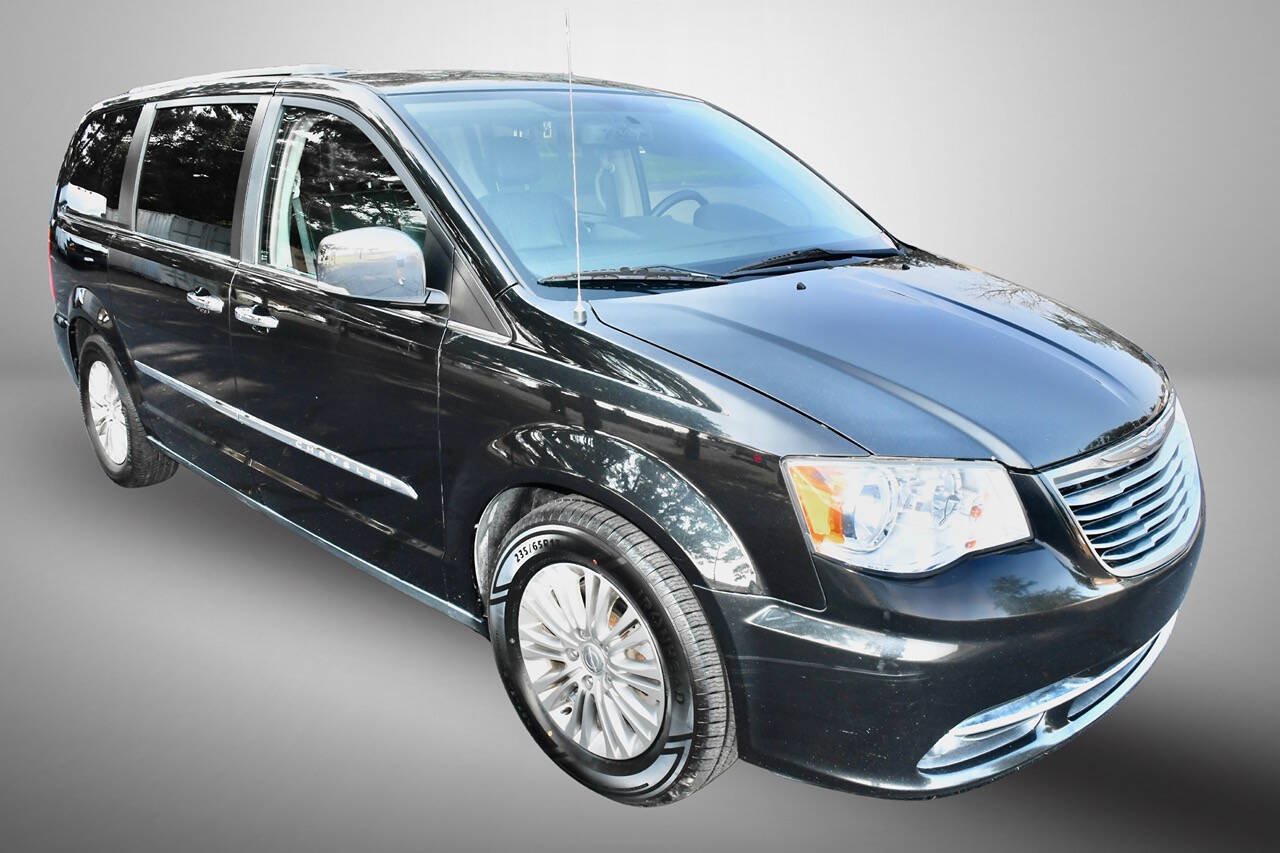 Used 2015 Chrysler Town & Country Touring-L w/ Driver Convenience Group FWD image 9