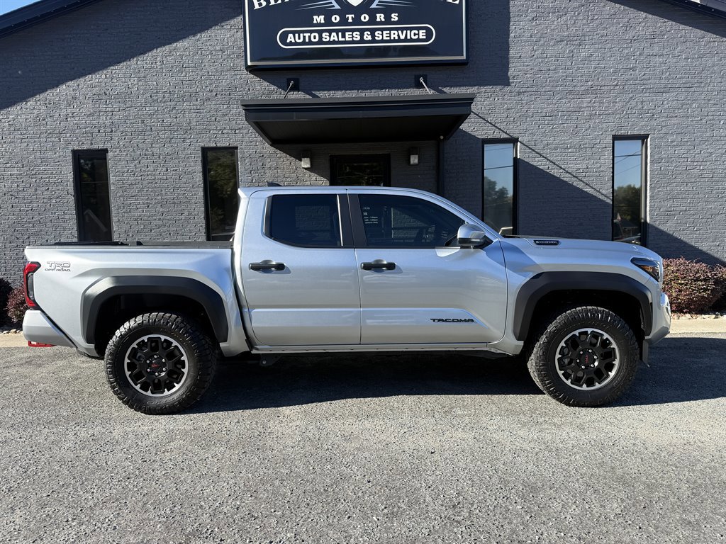 Used 2025 Toyota Tacoma TRD Off-Road image 5