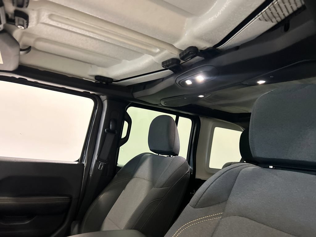 Used 2025 Jeep Wrangler Unlimited Sahara AWD/4WD image 27