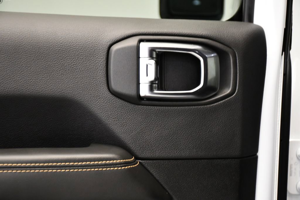 Used 2025 Jeep Wrangler Sahara image 36