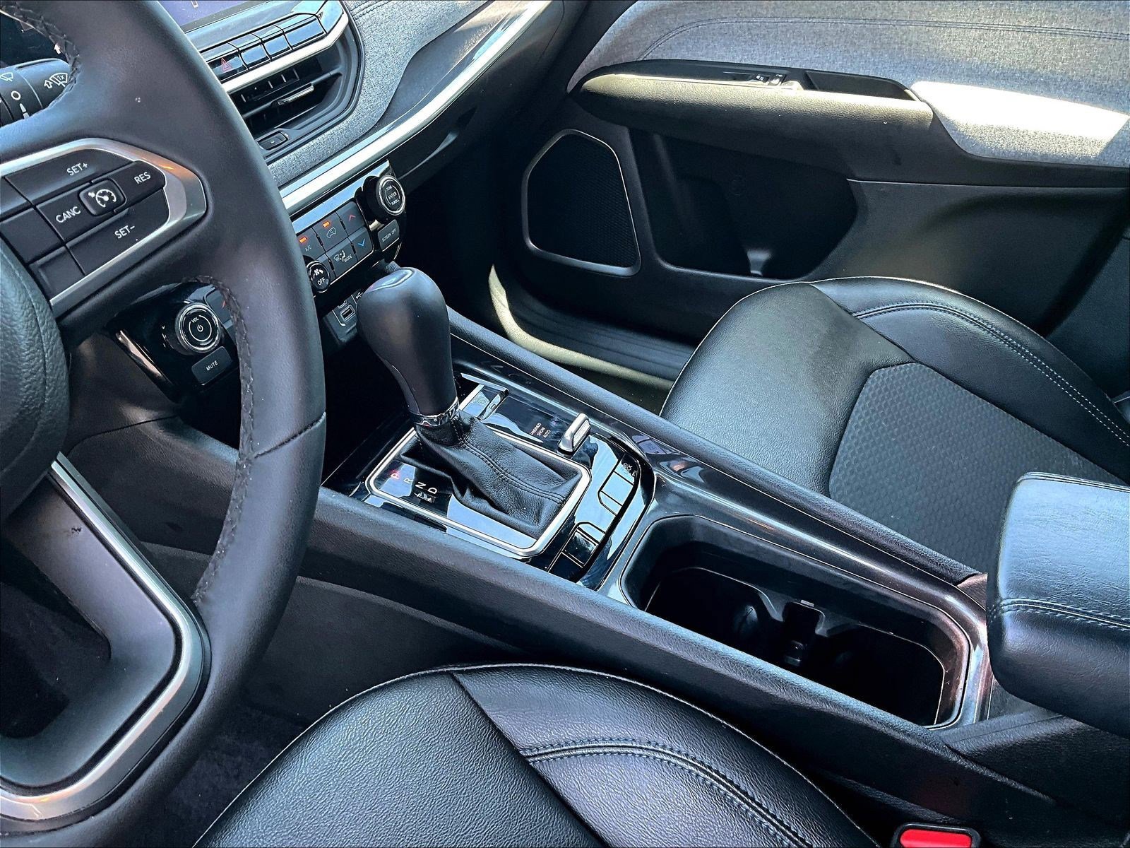 Used 2024 Jeep Compass Latitude w/ Convenience Group AWD/4WD image 18
