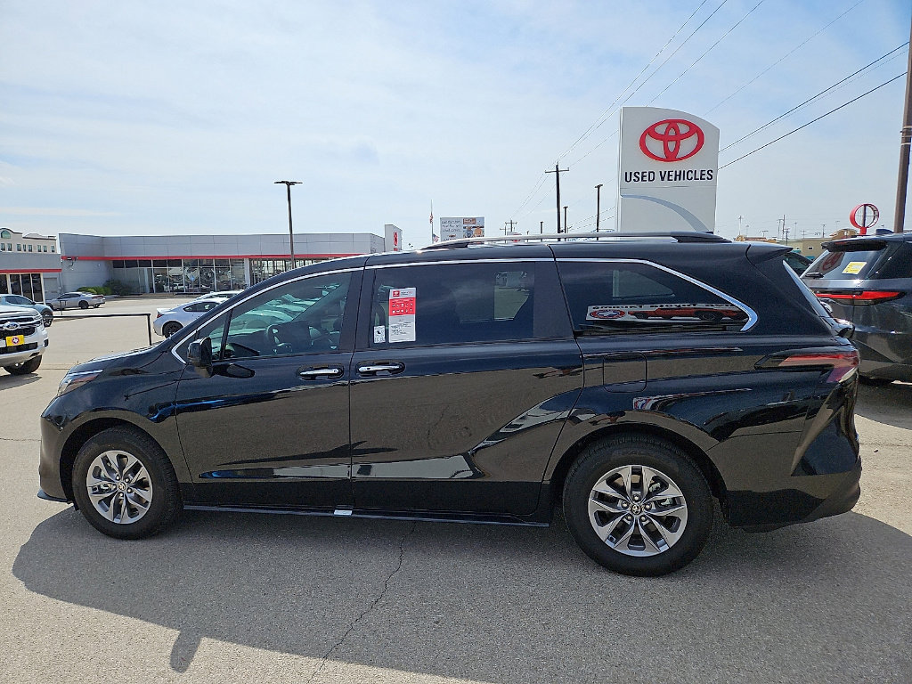 Certified 2026 Toyota Sienna XLE image 2