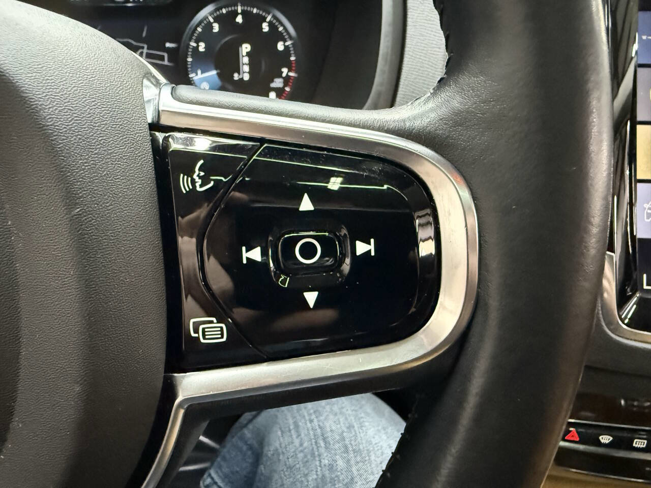 Used 2016 Volvo XC90 T6 Momentum w/ Momentum Plus Package image 23