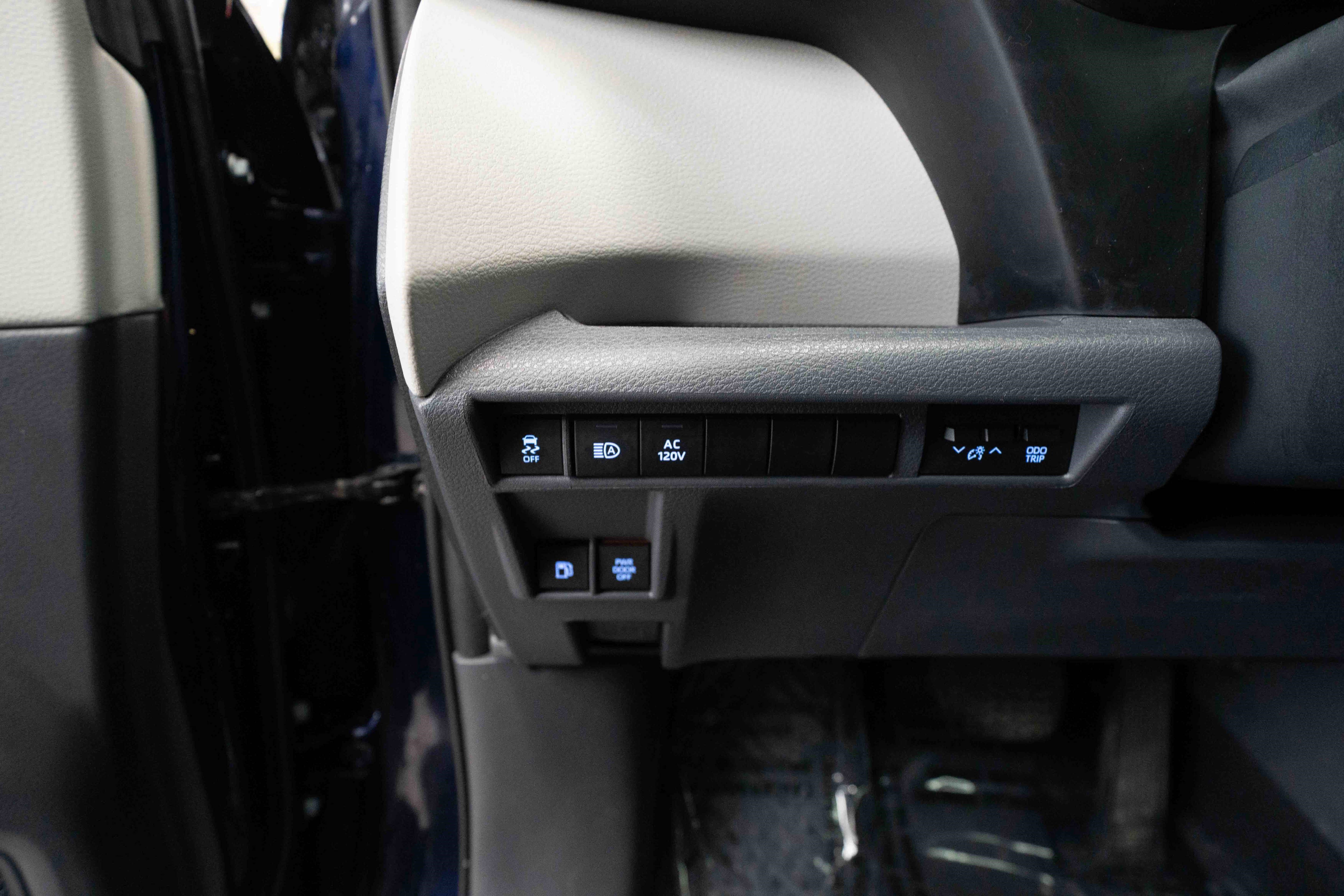 Used 2023 Toyota Sienna Limited image 11