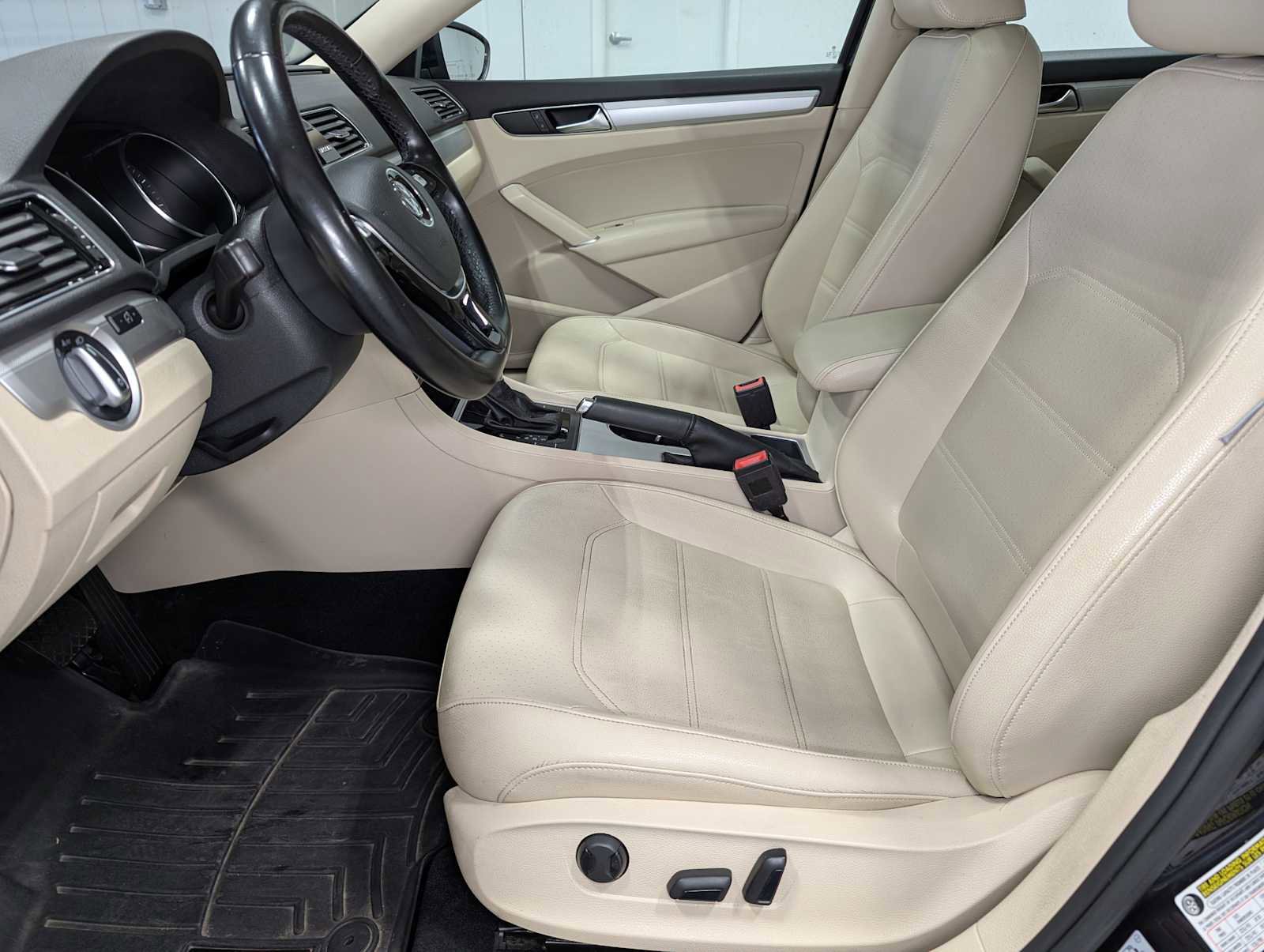 Used 2019 Volkswagen Passat 2.0T Wolfsburg w/ Wheels & Sunroof Package FWD image 4