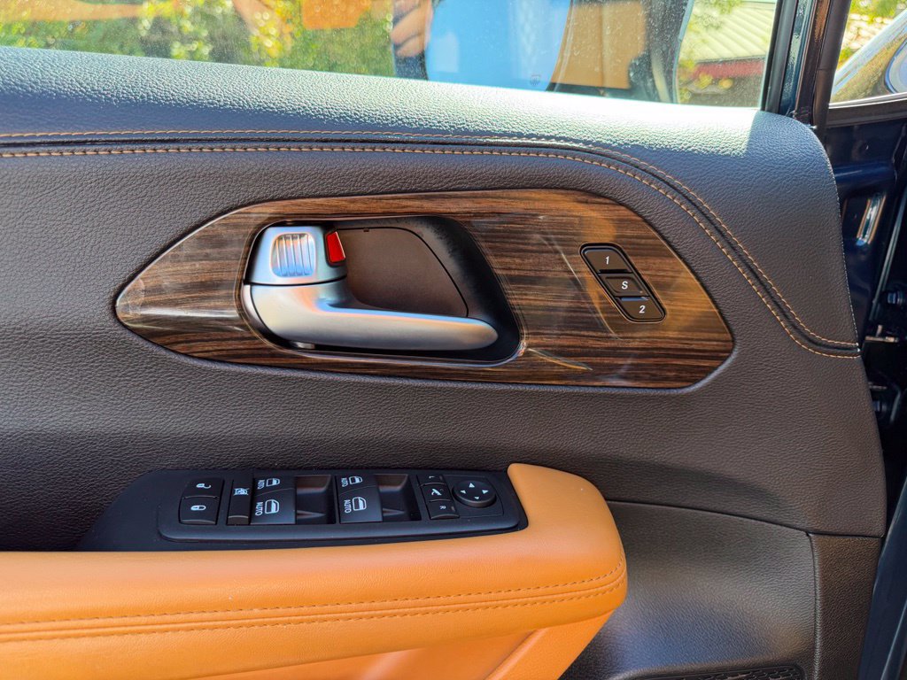 Used 2023 Chrysler Pacifica Pinnacle FWD image 12