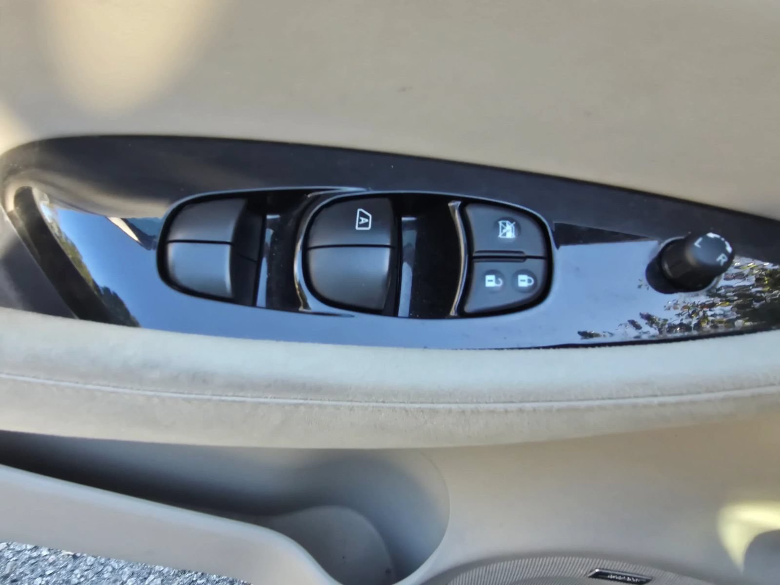 Used 2015 Nissan Leaf SV w/ LED & Quick Charge Package FWD image 17