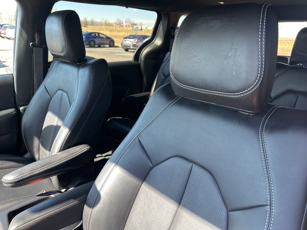 Used 2025 Chrysler Pacifica Select image 16