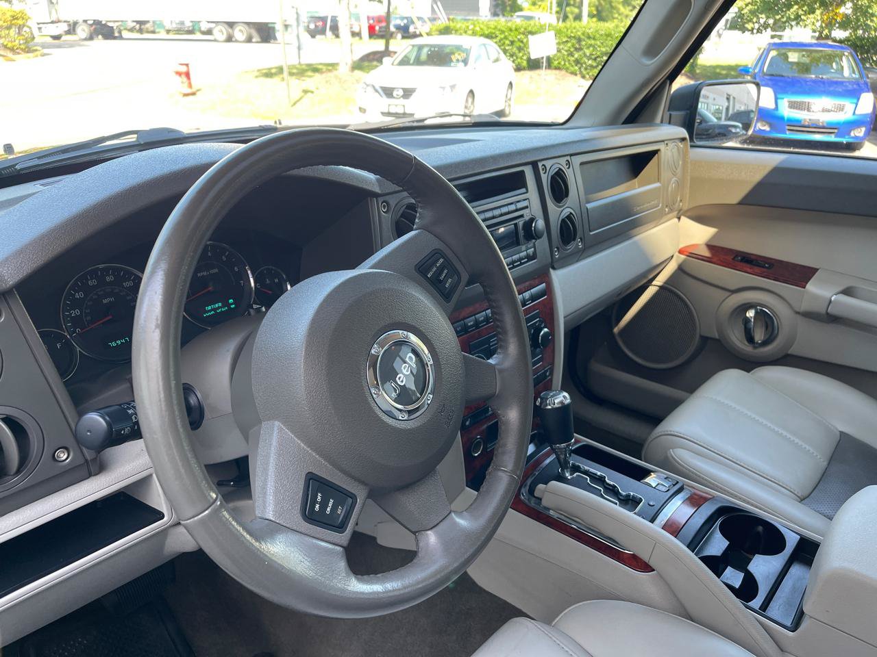 Used 2006 Jeep Commander Limited AWD/4WD image 10