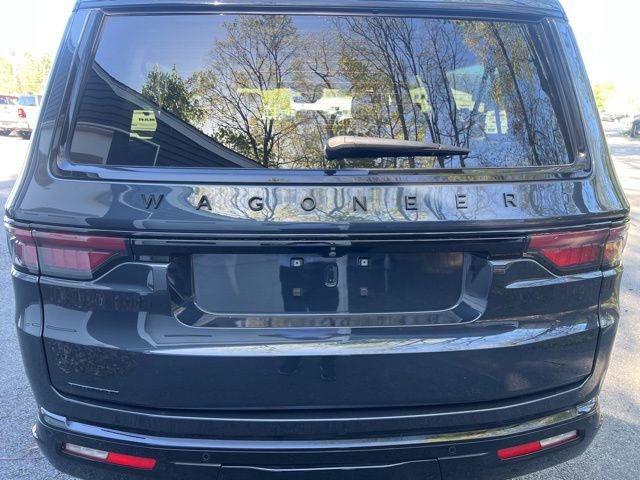 Used 2023 Jeep Wagoneer L Series II w/ Convenience Group I AWD/4WD image 4