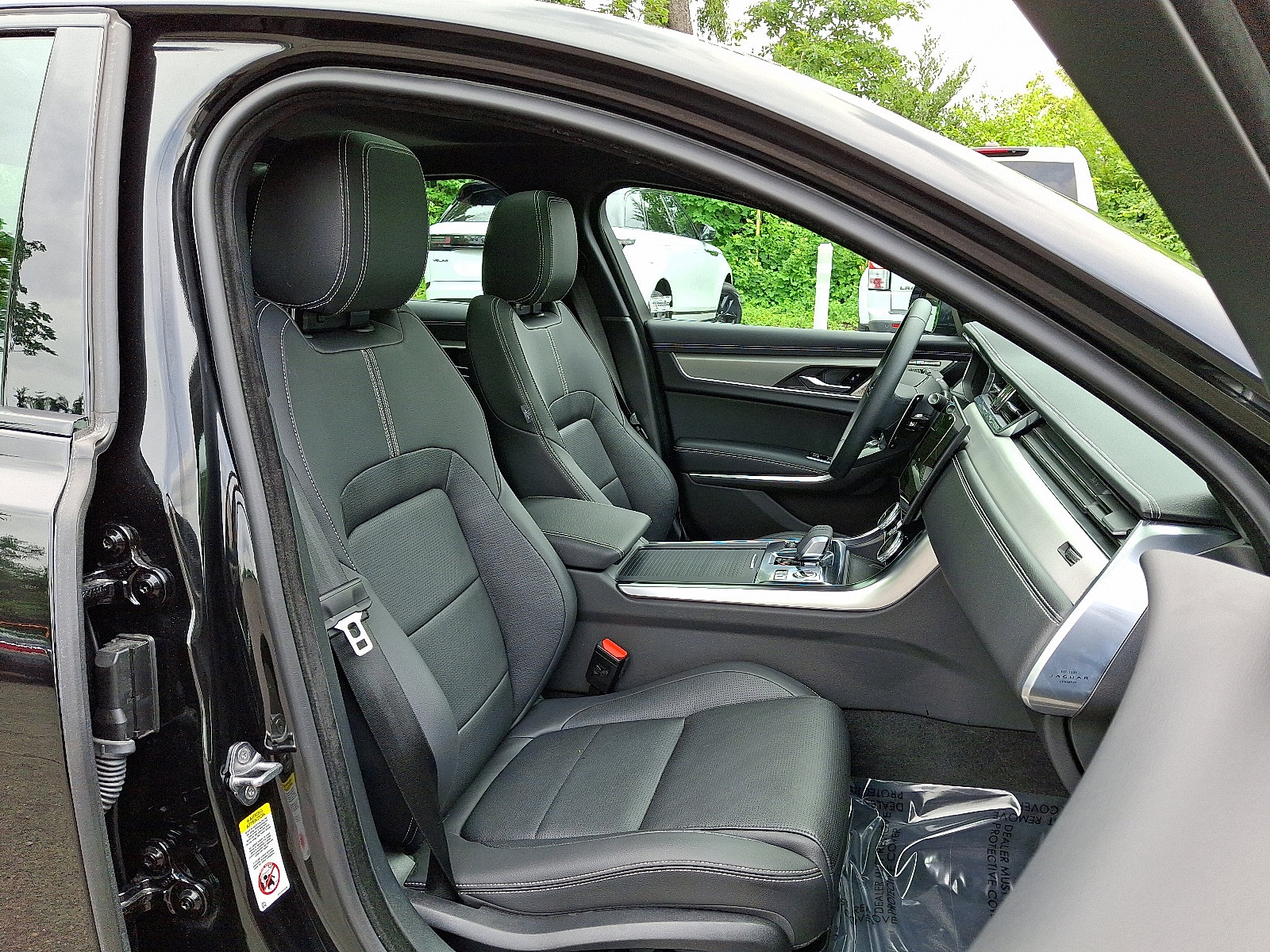 Certified 2024 Jaguar XF R-Dynamic SE image 3