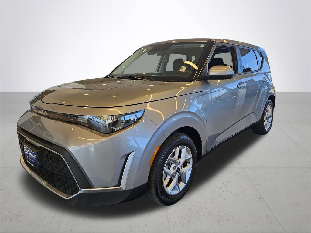 Used 2025 Kia Soul LX w/ LX Technology Package image 2