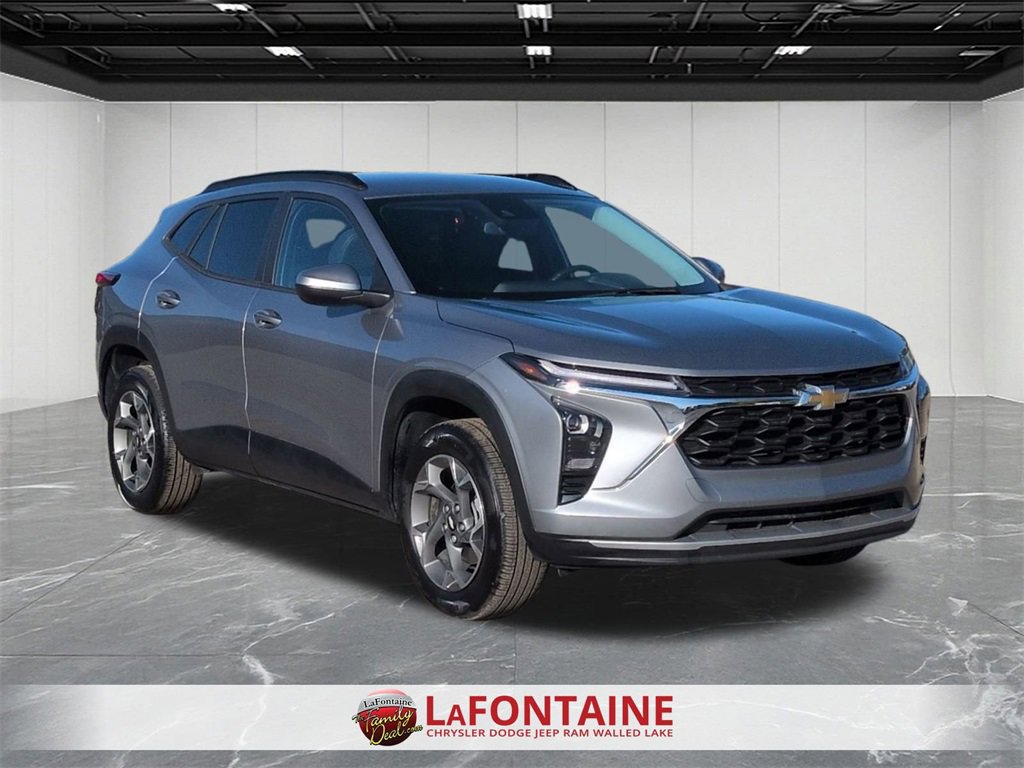 Used 2024 Chevrolet Trax LT w/ Driver Confidence Package image 2