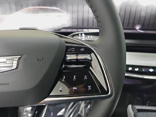 New 2027 Cadillac Optiq Luxury w/ LPO, Floor Liner Package AWD/4WD image 15