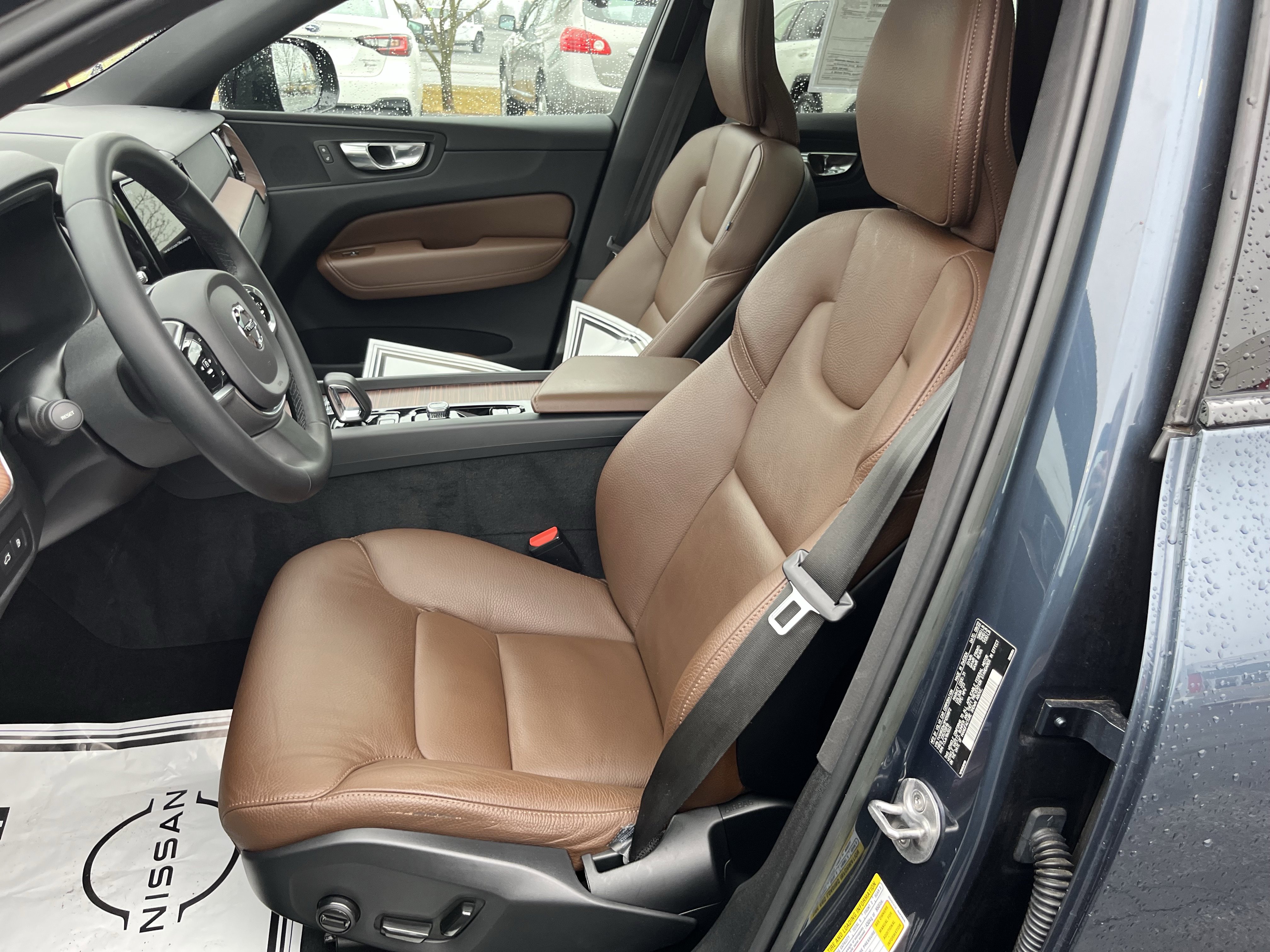 Used 2023 Volvo XC60 T8 Plus image 11