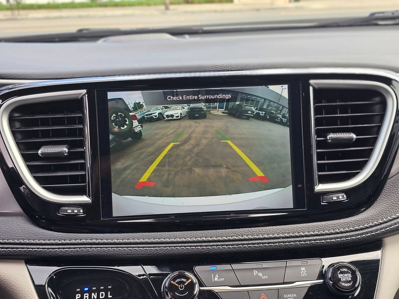 Used 2024 Chrysler Pacifica Limited FWD image 15