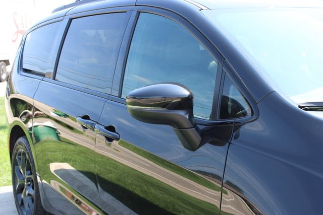 Used 2023 Chrysler Pacifica Touring-L w/ S Appearance Package AWD/4WD image 2