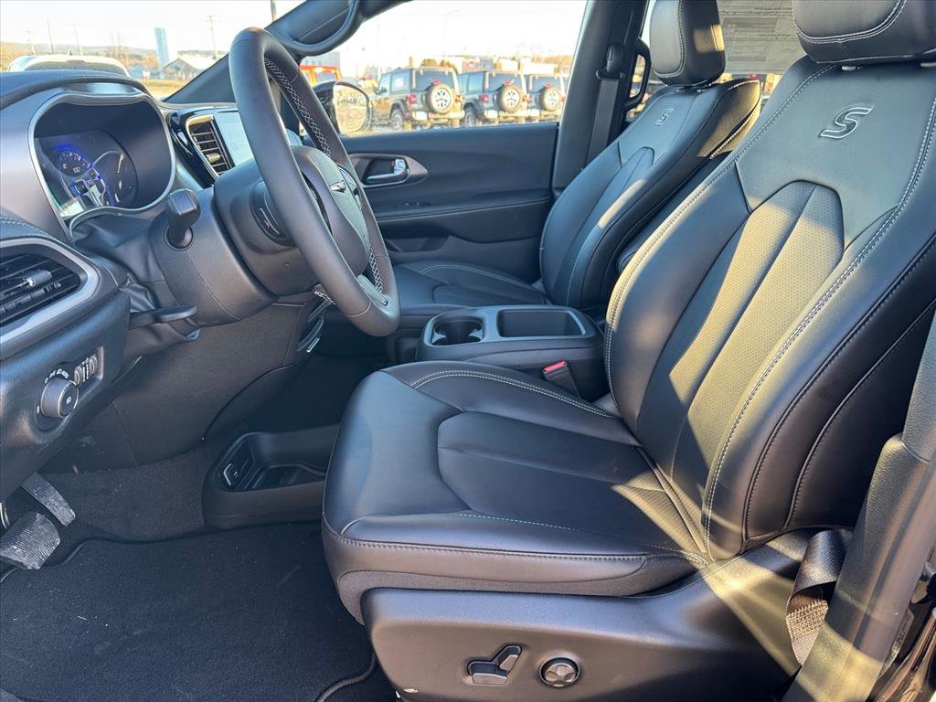New 2026 Chrysler Pacifica Select w/ S Appearance Package AWD/4WD image 8