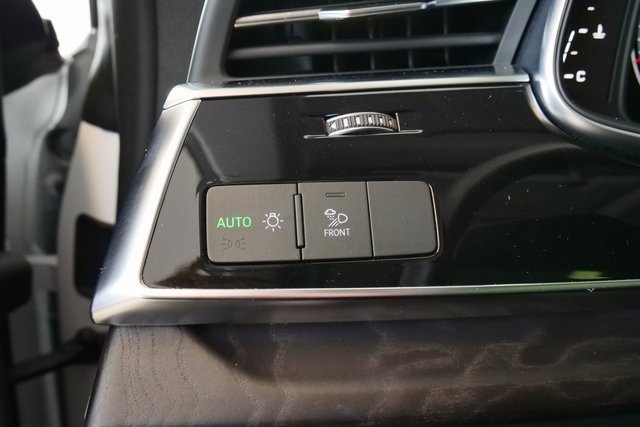 Used 2023 Audi Q8 Premium image 30