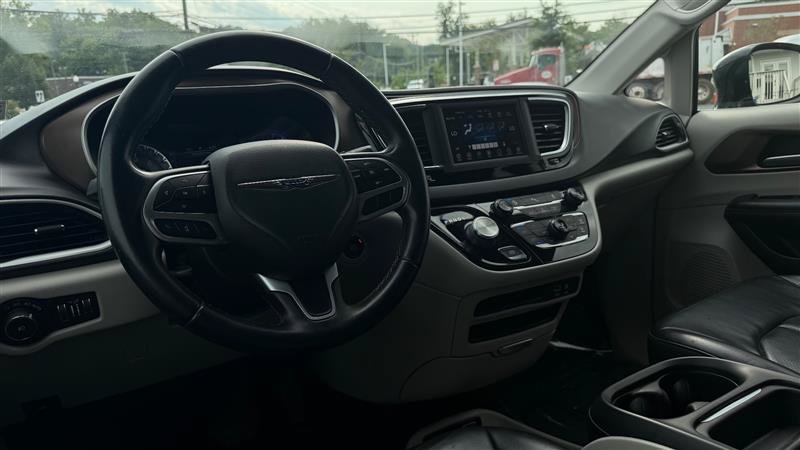 Used 2018 Chrysler Pacifica Touring-L FWD image 24
