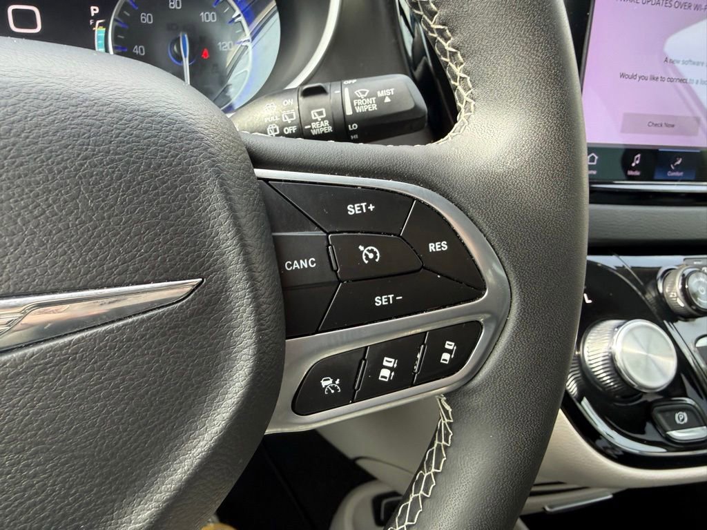 Used 2023 Chrysler Pacifica Touring-L FWD image 18