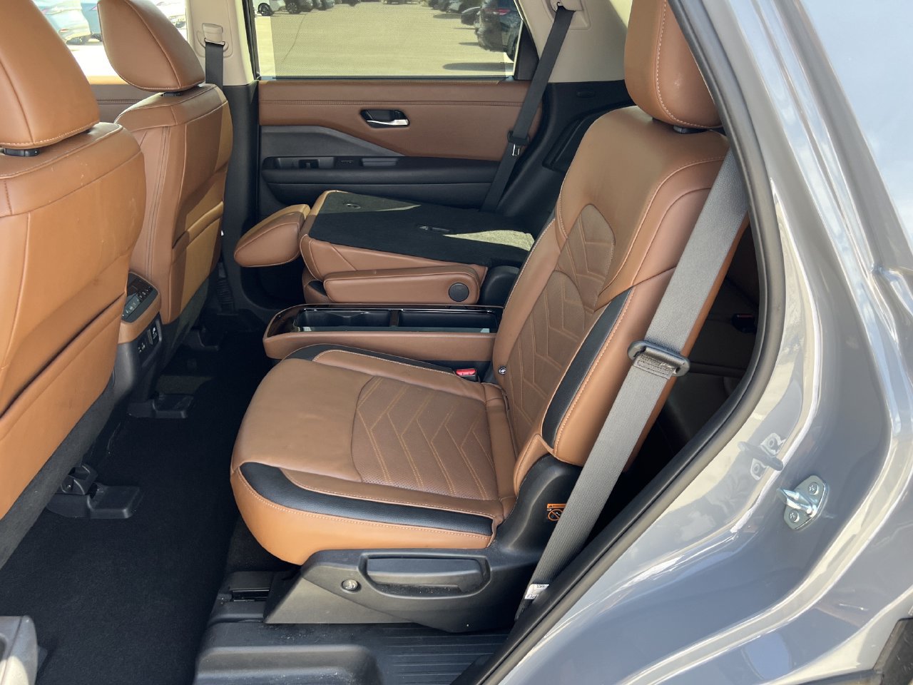 Used 2025 Nissan Pathfinder Platinum AWD/4WD image 11