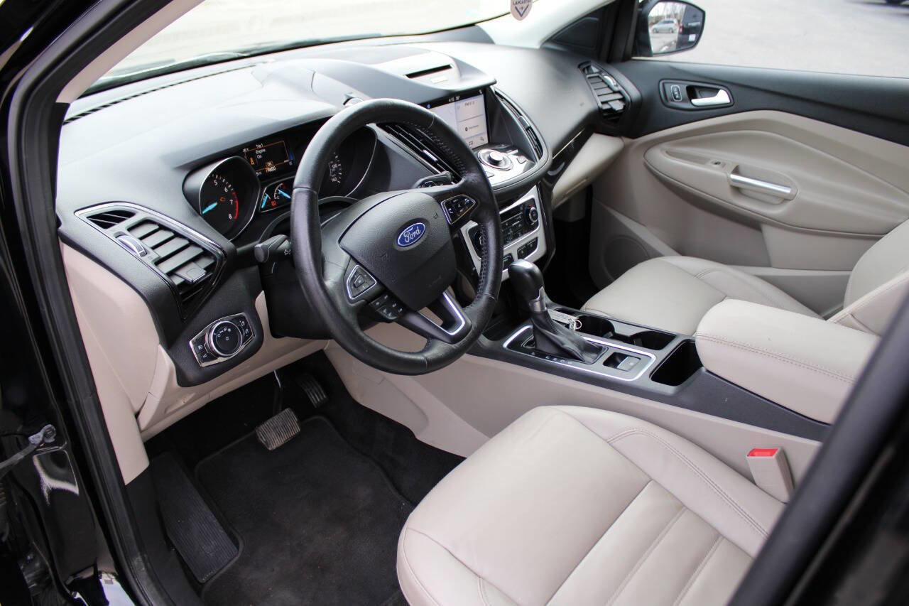 Used 2017 Ford Escape Titanium image 16