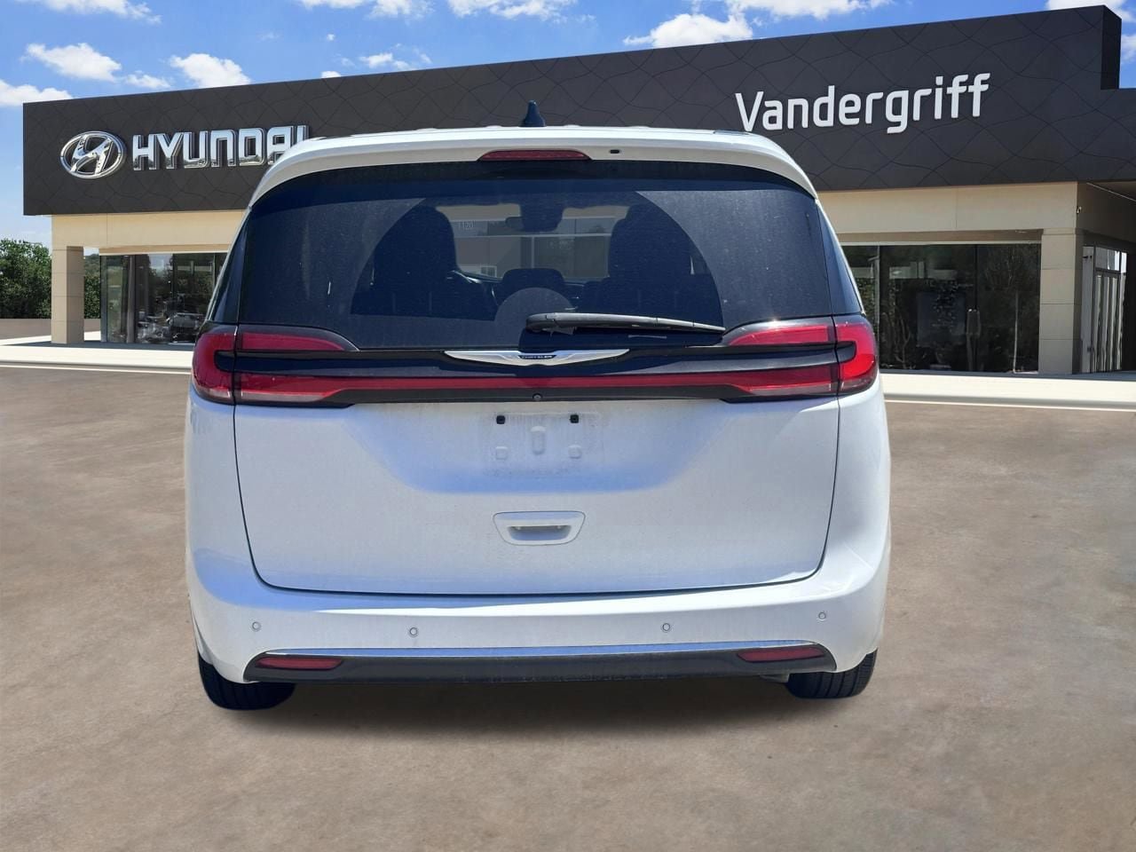 Used 2024 Chrysler Pacifica Touring-L FWD image 9