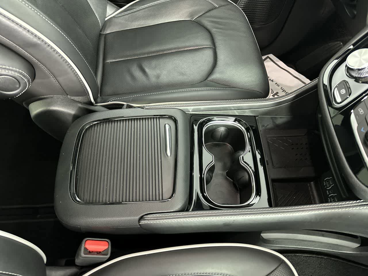 Used 2025 Chrysler Pacifica Limited FWD image 27
